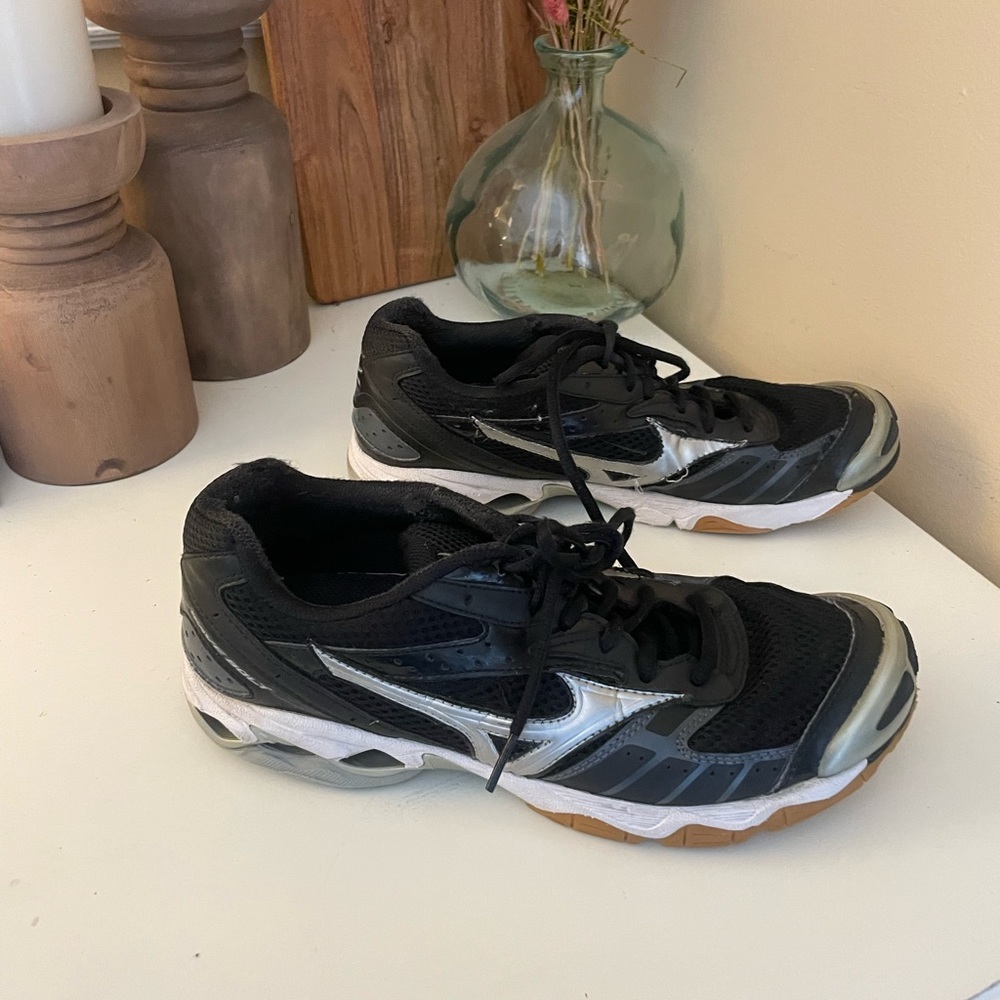 Black mizuno volleyball shoes